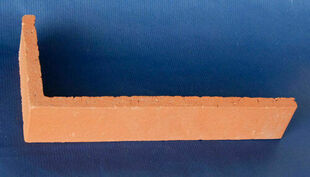 Plaquette d'angle en terre cuite p.1,4cm long.28cm haut.5cm rouge lisse - Gedimat.fr