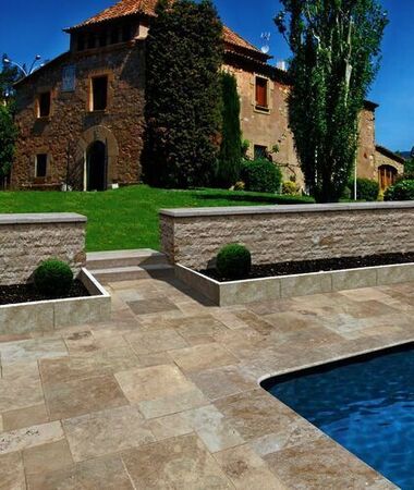 Dalle travertin Classic Opus 4 formats : 20.3x20.3 cm - 20.3x40.6 cm - 40.6x40.6 cm & 40.6 x 61 cm - Gedimat.fr