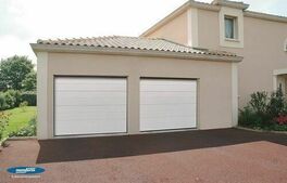Porte de garage sectionnelle ISO 45 Design large lisse nervures satin white - 212,5x237,5cm - Portes de garage - Menuiserie & Amnagement - GEDIMAT